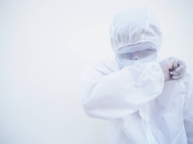 PPE süit üniformalı Asyalı erkek doktor ya da bilim adamı bu duyguyu somurtkan ve üzgün gösteriyor. Coronavirus veya COVID-19 kavramı izole edilmiş beyaz arkaplan
