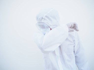 PPE süit üniformalı Asyalı erkek doktor ya da bilim adamı bu duyguyu somurtkan ve üzgün gösteriyor. Coronavirus veya COVID-19 kavramı izole edilmiş beyaz arkaplan