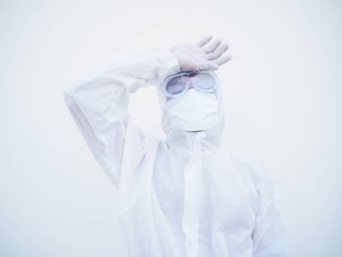 PPE süit üniformalı Asyalı erkek doktor ya da bilim adamı bu duyguyu gösteren strees ve baş ağrısı. Coronavirus veya COVID-19 kavramı izole edilmiş beyaz arkaplan