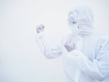 Yan görüş doktoru ya da PPE süit üniformalı bilim adamı. Koronavirüsle savaşmak için boksör gibi yumrukları havada duruyor. Ya da COVID-19 izole edilmiş beyaz arka plan.