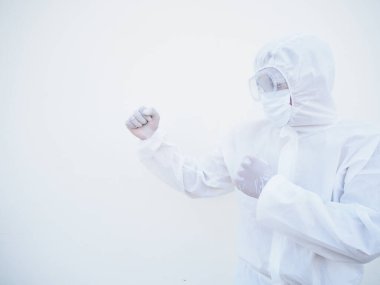 Yan görüş doktoru ya da PPE süit üniformalı bilim adamı. Koronavirüsle savaşmak için boksör gibi yumrukları havada duruyor. Ya da COVID-19 izole edilmiş beyaz arka plan.