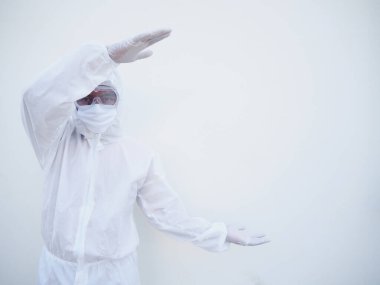 PPE süit üniformalı Asyalı erkek doktor ya da bilim adamı el hareketlerini metin ya da tasarım için fotokopi aletiyle gösteriyor. Coronavirus veya COVID-19 kavramı izole edilmiş beyaz arkaplan