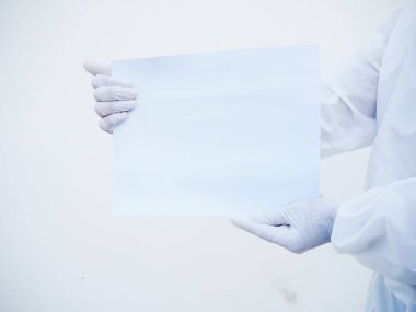 PPE süit üniformalı doktor ya da bilim adamının elleri iki eliyle önlerine bakarken boş kağıt tutuyorlar. Coronavirus veya COVID-19 kavramı izole edilmiş beyaz arkaplan
