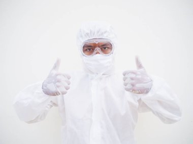 PPE üniformalı Asyalı erkek doktor ya da bilim adamı baş parmağını kaldırıyor. Coronavirus veya COVID-19 kavramı izole edilmiş beyaz arkaplan