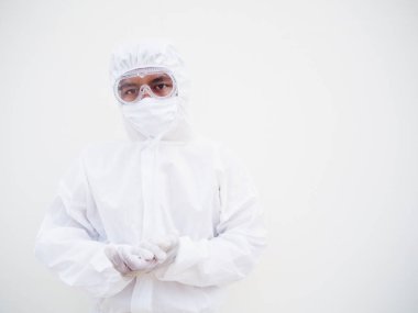 Asya 'lı genç doktor ya da PPE süit üniformalı bilim adamının portresi ileriye bakarken elini tutuyor. Coronavirus veya COVID-19 kavramı izole edilmiş beyaz arkaplan