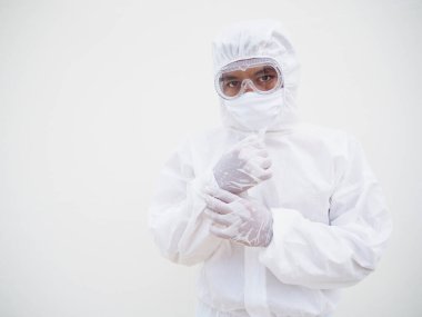 Asya 'lı genç doktor ya da PPE süit üniformalı bilim adamının portresi ileriye bakarken elini tutuyor. Coronavirus veya COVID-19 kavramı izole edilmiş beyaz arkaplan