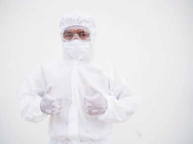 PPE üniformalı Asyalı erkek doktor ya da bilim adamı baş parmağını kaldırıyor. Coronavirus veya COVID-19 kavramı izole edilmiş beyaz arkaplan