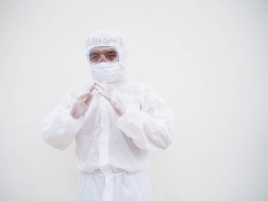 PPE süit üniformalı Asyalı erkek doktor ya da bilim adamı ev gibi elini gösteriyor. Coronavirus veya COVID-19 kavramı izole edilmiş beyaz arkaplan