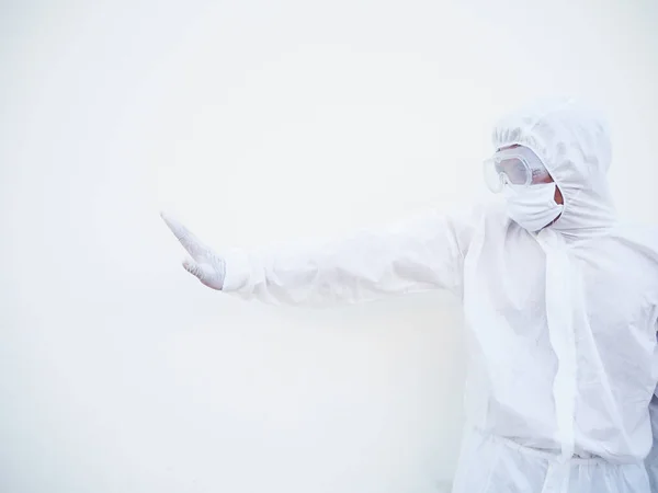 PPE süit üniformalı Asyalı doktor ya da bilim adamı ileri bakarken bir şey yapmamak için kollarıyla dur işareti gösteriyor. İşaret duruşu, tehlike uyarısı. Coronavirus veya COVID-19 kavramı izole edilmiş beyaz arkaplan