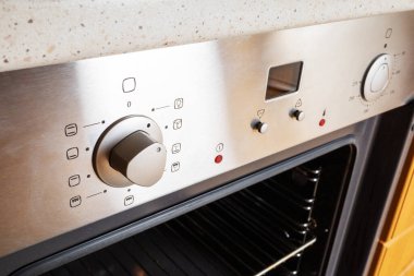 Modern bir elektrikli fırının kontrol panelinin görüntüsü. Elektrikli fırını kontrol etmek için düğmeler. Yakın çekim..