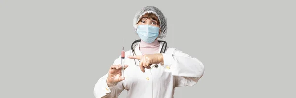 Obraz Kobiety Lekarza Trzymającej Strzykawkę Wskazującej Nią Drugą Ręką Kobieta — Zdjęcie stockowe