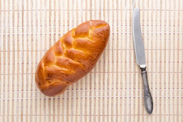 Čerstvý Chléb Starožitný Nůž Pozadí Slámové Rohože Čerstvě Upečená Buchta — Stock fotografie