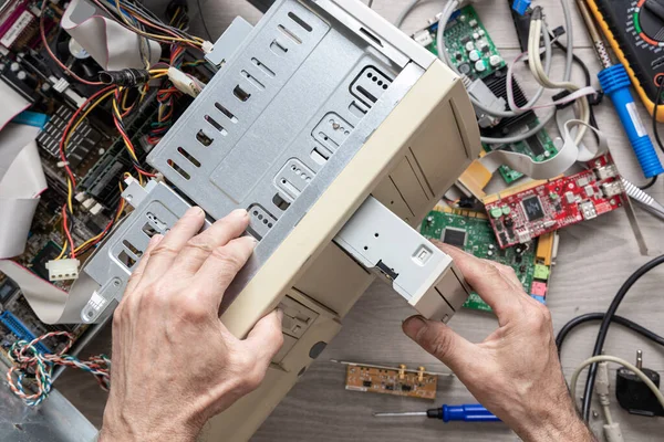 Reparação Montagem Computador Desktop Homem Profissional Reparando Montando Uma Unidade — Fotografia de Stock