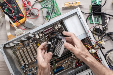 Bir masaüstü bilgisayarı onarıp monte etmek. Merkezi işlem birimi için soğutucuyu tamir eden ve monte eden profesyonel bir adam (CPU).