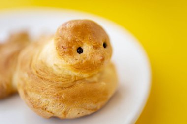 Tarlakuşları, yağsız hamurdan pişmiş kuşlar. Kuşlar şeklinde perçinli çörekler. Ödünç çörekler. Ritüel kurabiyeler 