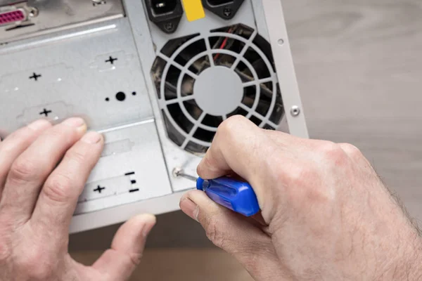 Reparação Montagem Computador Desktop Homem Profissional Reparando Montando Uma Unidade — Fotografia de Stock