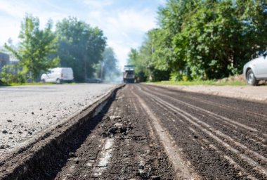 Yol tamiri. Otobanı değiştiriyorum. Eski asfalt yolu değiştir.