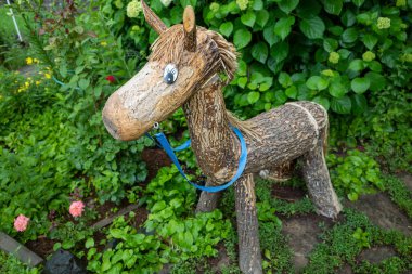 Tahta çocuk atı. Çocuklar için tahta at bahçede duruyor.