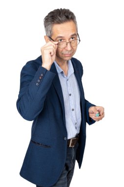 Gülümseyen işadamı kameraya bakıyor. İzole edilmiş beyaz arkaplan