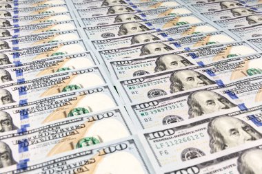 Masada bir sürü dolar var. Masaya yüz dolarlık banknotlar serildi. Çok paradan tasarım için arka plan. Yakın plan. Yan görünüm