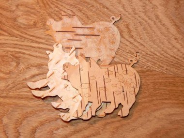 Huş ağacı kabuğundan el yapımı oyma domuz