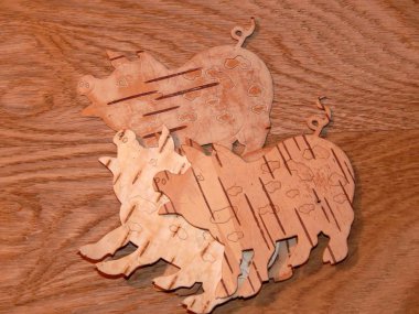 Huş ağacı kabuğundan el yapımı oyma domuz