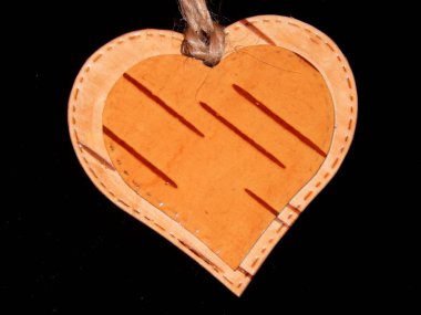 Kalp huş ağacı kabuğu siyah bir zemin üzerine yapılmış. Tasarım el ile çalışma