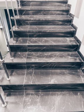 Koyu gri mermer merdivenlerin yakın görüntüsü