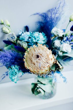 Pastel arka planda mavi çiçekli güzel bir buket.
