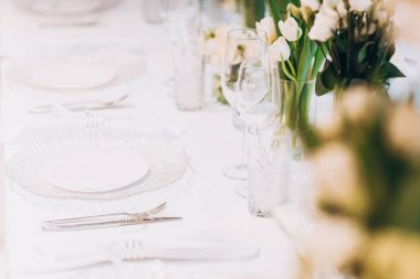 Düğün masasının üzerindeki beyaz çiçeklere yakın çekim