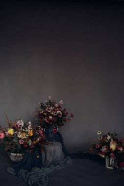 Stüdyoda dekorasyon. Çiçekler ve yeşiller odada duruyor. 