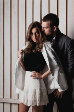 Tahta duvarda seksi ve tutkulu bir çift.