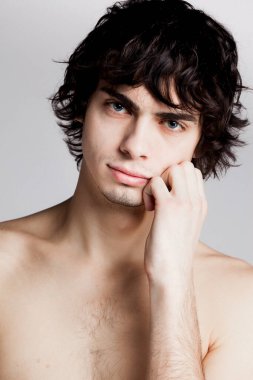 Stüdyoda poz veren çıplak model.