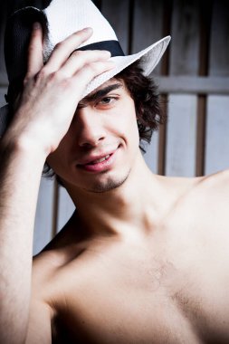 Stüdyoda poz veren çıplak model.