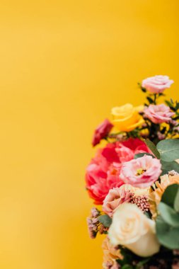 Sarı arkaplanda renkli çiçekler, metin için boşluk konseptini kopyala