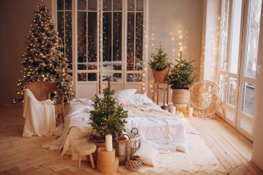 Noel tarzı tasarım ve xmas ağacıyla döşekli rahat ışık odası