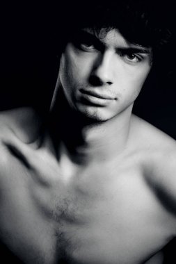 Stüdyoda poz veren çıplak model.