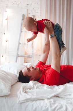 Baba ve bebek yataktaki odada.