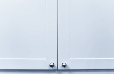 Modern bir dolabın kapısının krom saplı ve değirmenli kavramsal fotoğrafı.