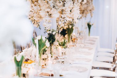 Beyaz çiçekli güzel bir düğün masası.