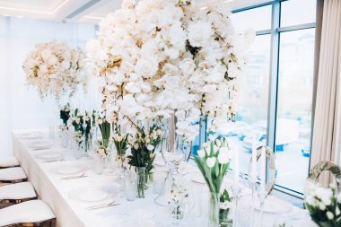 Beyaz çiçekli güzel bir düğün masası.