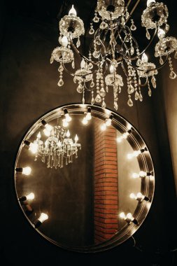 Aynada zarif bir avize yansıması