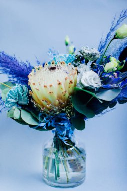 Pastel arka planda mavi çiçekli güzel bir buket.