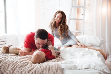 Mutlu ebeveyn bebek yatakta