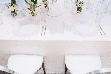 Beyaz çiçekli güzel bir düğün masası.