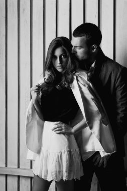 Tahta duvarda seksi ve tutkulu bir çift.