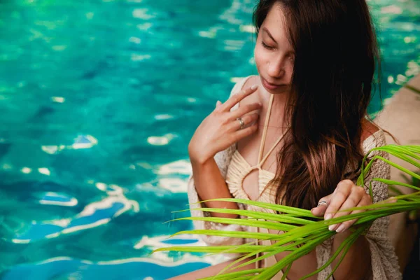 Attraente Giovane Donna Seduta Vicino Alla Piscina — Foto Stock