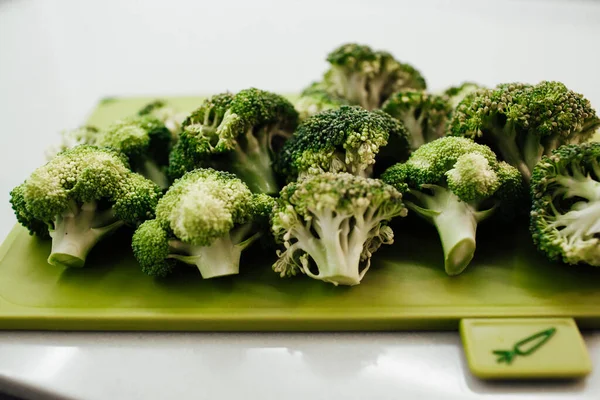 Brokoli Hijau Segar Pada Pemotongan Papan Nutrisi Sehat Dan Latar — Stok Foto