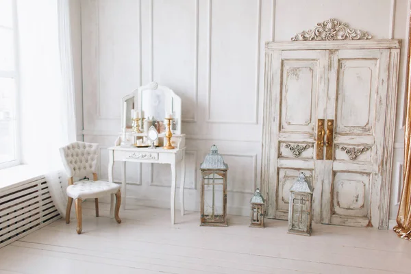 Piękne Białe Wnętrze Klasyczny Pokój Drewnianą Podłogą Drzwiami Lekka Ściana — Zdjęcie stockowe