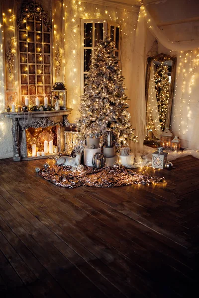 Warmer Und Gemütlicher Abend Weihnachtlichen Interieur Weihnachtsbaum Geschmückt Mit Lichtern — Stockfoto